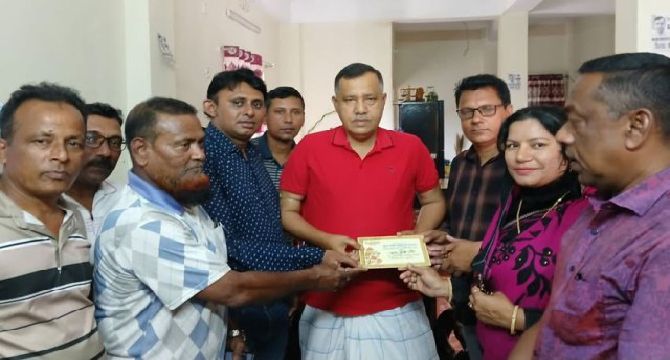খুলনার জামাত নেতা কৃষ্ণ নন্দী'র সাথে খুলনা মফস্বল প্রেসক্লাব নেতৃবৃন্দের সৌজন্য সাক্ষাৎ করেন