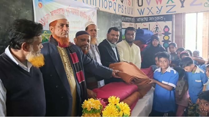 নবীনগরের ব্রাহ্মণহাতা পূর্ব সরকারি প্রাথমিক বিদ্যালয়ের শিক্ষার্থীদের মাঝে শীত বস্ত্র কম্বল বিতরণ
