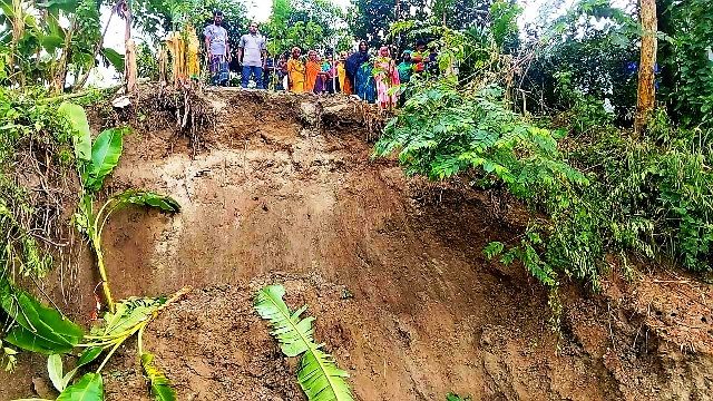ইসলামপুরে অসময়ে যমুনার ভাঙনে দিশেহারা নদী পাড়ের শতাধিক পরিবার