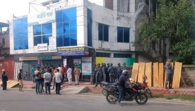 খুলনা নগরীর খালিশপুরে চাপাতি দিয়ে একজন কে কুপিয়ে হত্যা চেষ্টা