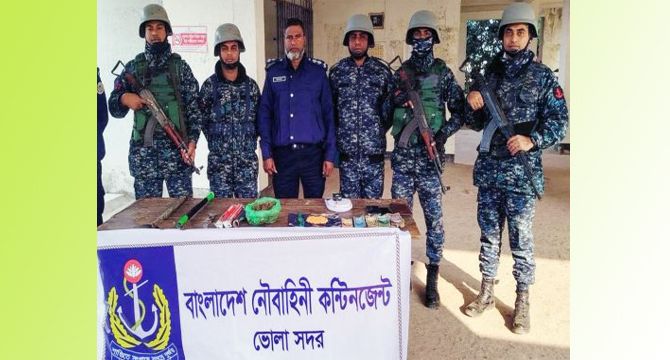 ভোলার দৌলতখানে নৌবাহিনীর অভিযান, অস্ত্র-মাদক উদ্ধার