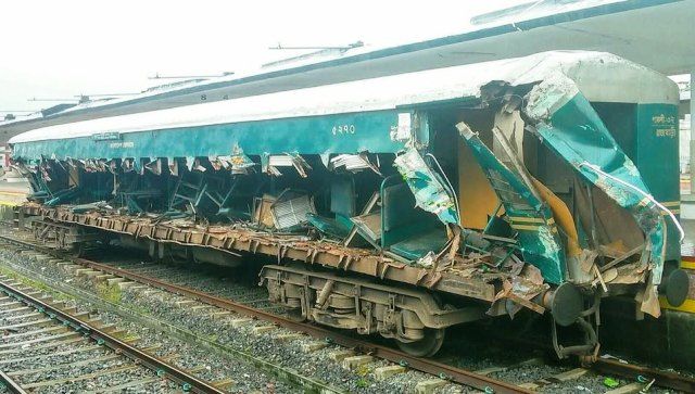 খুলনা আফিল রেলক্রসিং ট্রেন দুর্ঘটনায় লোকো মাষ্টার ও কর্মরত টিটি অল্পের জন্য বেছে ফিরলেন
