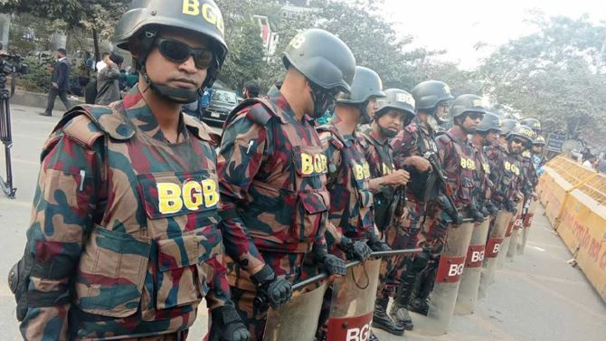 ইসির সামনে বিজিবি মোতায়েন