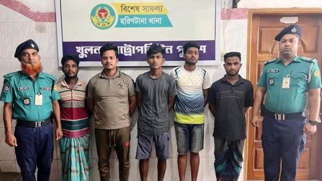 খুলনার জাহিদুর হাওলাদার হত্যাকান্ডে জড়িত পাঁচ জন কে পুলিশ গ্রেফতার করেছেন