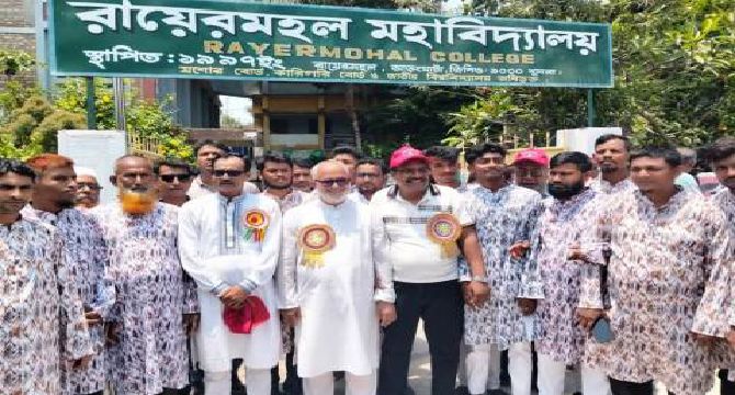 খুলনা সিটি কর্পোরেশনের প্রশাসকের সাথে রায়েরমহল কলেজে আইনুল আবেদীন মারুফ