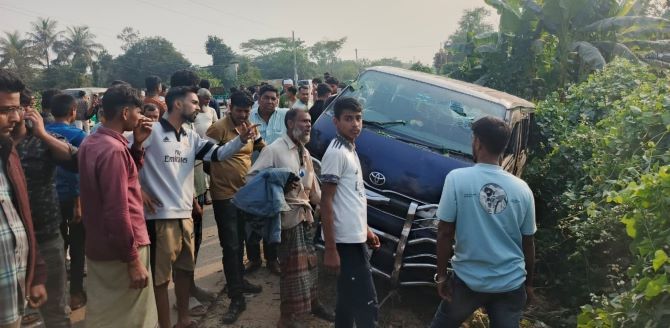 বৌভাত অনুষ্ঠানে যাওয়ার পথে মাইক্রোবাস দুর্ঘটনায় নারী নিহত