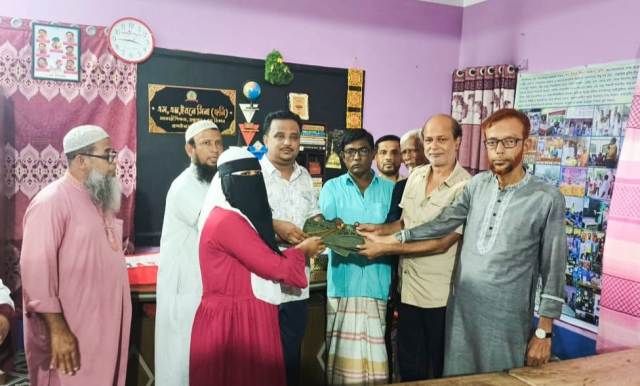 আত্রাইয়ে নিয়মিত নামাজ পড়ে পুরস্কার পেল ১০ শিক্ষার্থী