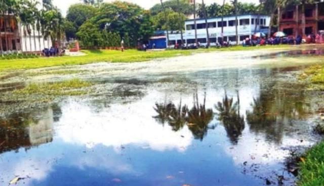 আত্রাই উপজেলা পরিষদ মাঠে সামান্য বৃষ্টিতেই জলাবদ্ধতা