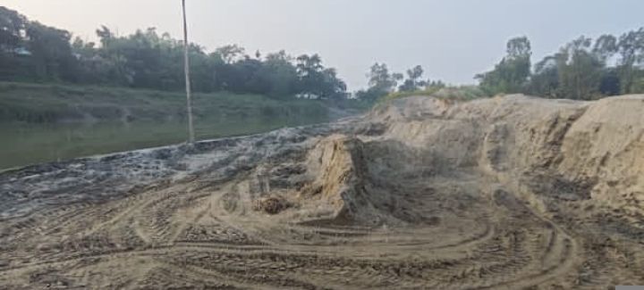 মির্জাপুরে লৌহজং নদীর বালু লুট: হুমকিতে বসতভিটা ও কৃষিজমি