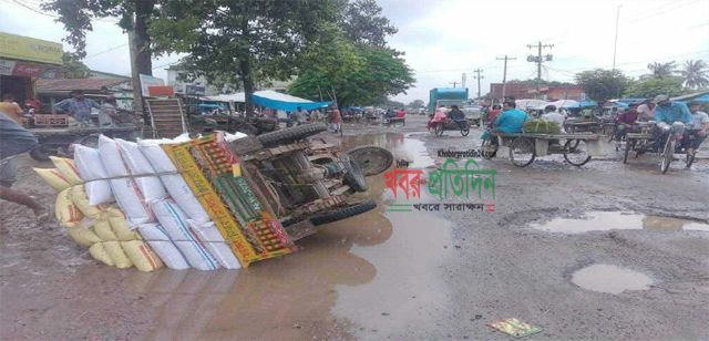 বড়াইগ্রামের বনপাড়া-পাবনা মহাসড়ক খানা-খন্দে এখন মৃত্যুফাঁদ