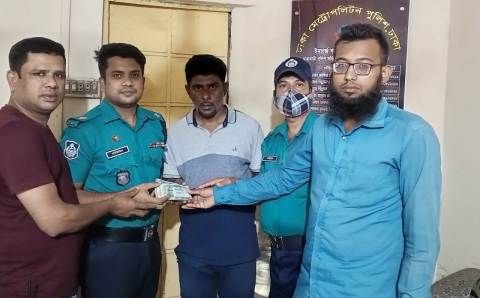 ডিএমপির ওয়ারী বিভাগের তৎপরতায় মোটরসাইকেল আরোহীর হারানো ১ লাখ ৬৫ হাজার টাকা উদ্ধার ও হস্তান্তর