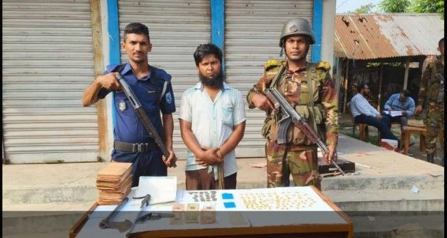 ঠাকুরগাঁওয়ে সেনা বাহিনীর অভিযানে পিস্তল-মাদকসহ সমবায় সমিতির পরিচালক আটক