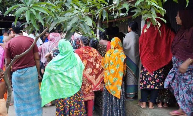 নড়াইলে দ্বিতীয় স্ত্রী নিয়ে পালালেন স্বামী, প্রথম স্ত্রী গলায় ফাঁস অবস্থায় মরদেহ উদ্ধার