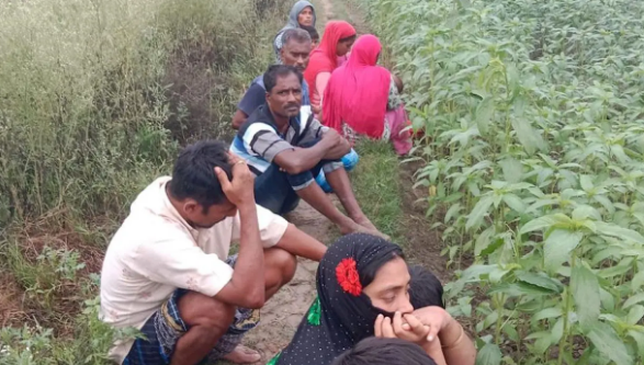 সীমান্তে বিএসএফের পুশইনের চেষ্টা: সিদ্ধান্তহীনতায় শেষ হলো পতাকা বৈঠক, শূন্যরেখায় মানবেতর কাটছে ১২ জনের জীবন
