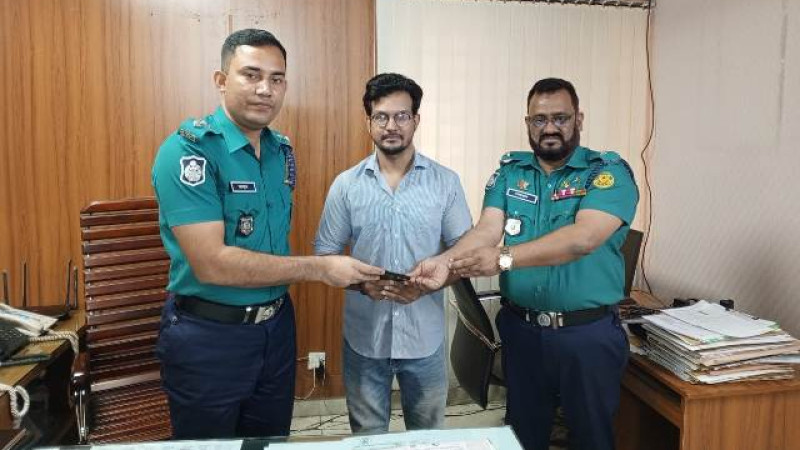 হারিয়ে যাওয়া ২১টি মোবাইল ফোন উদ্ধার করে প্রকৃত মালিকদের বুঝিয়ে দিলো গেন্ডারিয়া থানা পুলিশ