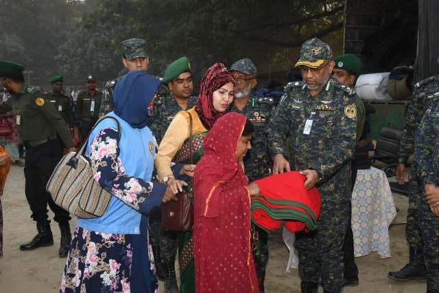 কড়াইল অগ্নিকাণ্ডে ক্ষতিগ্রস্তদের মাঝে আনসার–ভিডিপির শীতবস্ত্র বিতরণ: জরুরি মানবিক সহায়তায় নতুন সংযোজন