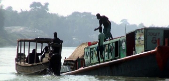 যমুনা তীরবর্তী চরে অবৈধ বালু উত্তোলন, সশস্ত্র চাঁদাবাজি ও সংঘবদ্ধ অপরাধচক্রের দৌরাত্ম্য