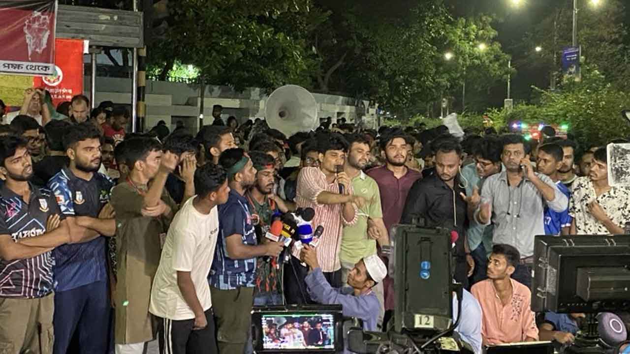 দাবি পূরনের আশ্বাসে আন্দোলন প্রত্যাহার জবি শিক্ষার্থীদের