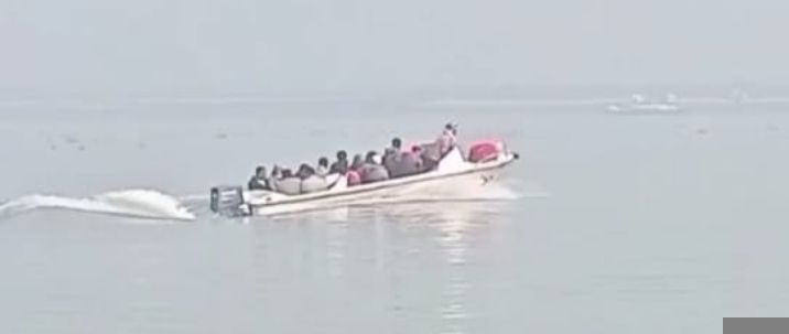 আরিচা-কাজিরহাট নৌ-রুটে স্পিডবোটে অতিরিক্ত যাত্রী পারাপার বড় ধরনের দুর্ঘটনার আশঙ্কা