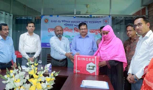 পাবনায় ১৬২ জন দুঃস্থ মহিলাদের মাঝে সেলাই মেশিন বিতরণ