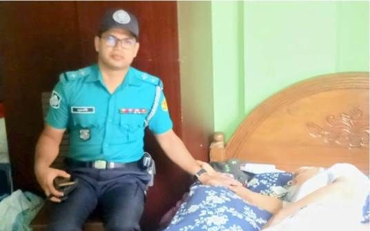 পুলিশ সাব-ইন্সপেক্টরের তাৎক্ষণিক উদ্যোগে জীবন রক্ষা পেলো চিকিৎসকের