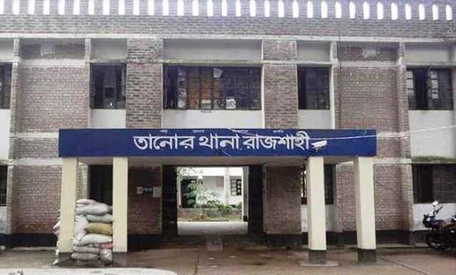 তানোরে ডিস ব্যবসা নিয়ে দ্বন্দ্ব মব তৈরি করে পুলিশের ওপর হামলা আটক ১