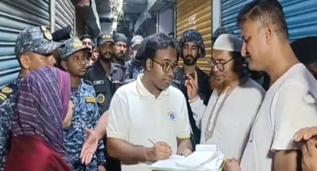 খুলনার বড়বাজারে নিষিদ্ধ পলিথিন উদ্ধারে অভিযান পরিচালনা করেছে যৌথ বাহিনীর