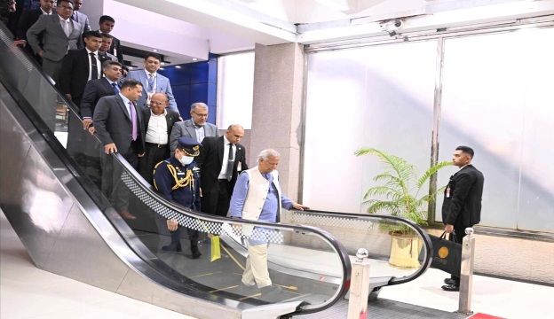 দেশে ফিরলেন প্রধান উপদেষ্টা