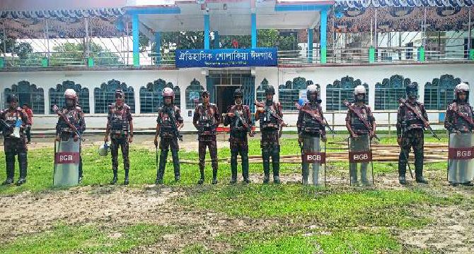 ঐতিহ্যবাহী শোলাকিয়া ঈদগাহে ঈদ জামাতের নিরাপত্তা ও আইনশৃঙ্খলা রক্ষায় ২ প্লাটুন বিজিবি মোতায়েন