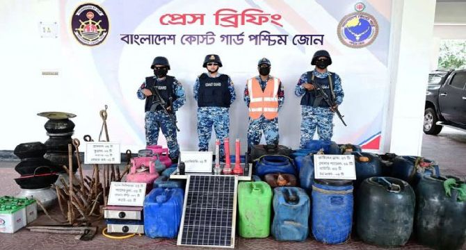 সুন্দরবনের বনদস্যু ছোট সুমন বাহিনীর আস্তানা ধ্বংস. মালামাল উদ্ধার করেছে কোস্টগার্ড