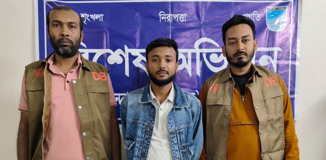 আশুলিয়ায় ইয়াবাসহ রাকিবুল নামের এক মাদক ব্যবসায়ী ডিবি পুলিশ হাতে গ্রেফতার