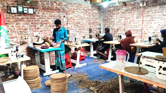 হোগলা পাতার দড়িতে কারুপণ্য তৈরী করছেন বিদেশ ফেরত ভোলার আল আমিন
