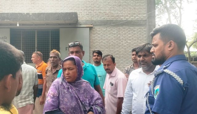 তানোরে খাদ্য গুদামের বস্তায় চাল কম জানতে চাওয়ায় ইউপি চেয়ারম্যান কে লাঞ্ছিত