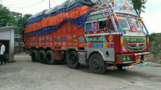 শুল্ক জটিলতা কাটিয়ে হিলি বন্দরে খালাসের অপেক্ষায়  ২ হাজার ৮১৪ মেট্রিক টন চাল