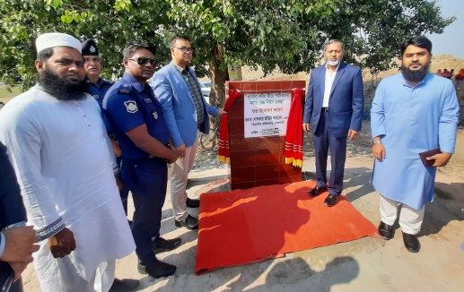 নদীর তীরে পর্যটকদের বসার বেঞ্চ নির্মাণ প্রকল্পের উদ্বোধন