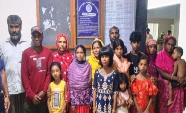 সাতক্ষীরায় পতাকা বৈঠকের মাধ্যমে ভারতে আটক ১৫ জনকে ফেরত দিলো বিএসএফ