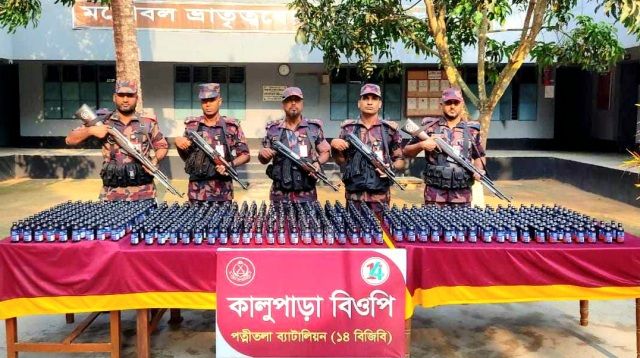 নওগাঁর পত্নীতলা সীমান্তে বিজিবির অভিযানে বিপুল পরিমান মাদকদ্রব্য আটক