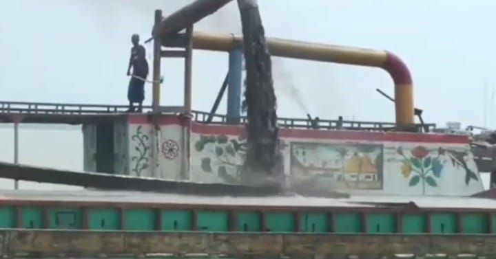 ফরিদপুর–রাজবাড়ীতে পদ্মা–যমুনায় রাতের আঁধারে চলছে অবাধে বালু লুট