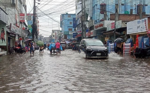 সৈয়দপুর এক ঘন্টার বৃষ্টিতেই জলাবদ্ধতা