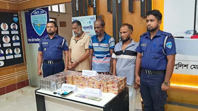চাঁদপুরে আন্তঃজেলা ডাকাত দলের ৪ সদস্য গ্রেপ্তার, সিগারেট ও মোবাইল উদ্ধার