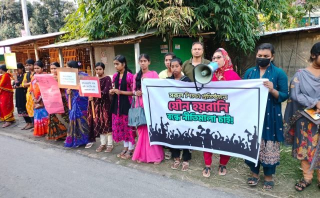 শিক্ষা প্রতিষ্ঠান যৌনহয়রানি বন্ধে নীতিমালার দাবীতে তালায় মানববন্ধন