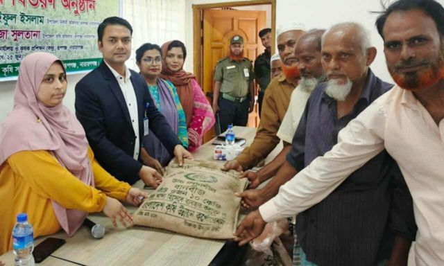 রূপগঞ্জে ছয় শতাধিক প্রান্তিক কৃষকের মধ্যে বিনামূল্যে বীজ ও সার বিতরণ
