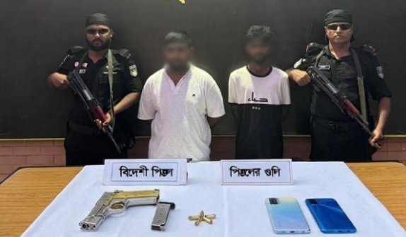 খুলনায় পিস্তল ও গুলিসহ ২ যুবক গ্রেপ্তার