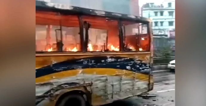 রাজধানীতে বাসে আগুন দিলো দুর্বৃত্তরা