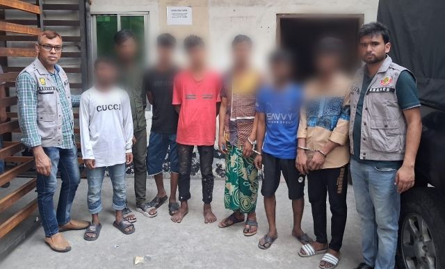 রাজধানীর পল্টন থানা এলাকায় ব্লক রেইড পরিচালনা করে সাত জনকে গ্রেফতার করেছে ঢাকা মহানগর গোয়েন্দা পুলিশ (ডিবি);