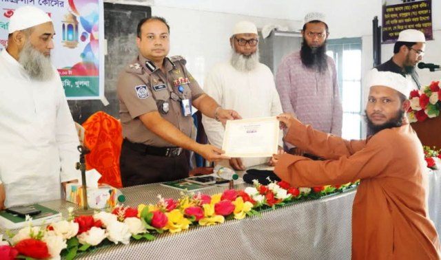 খুলনায় ইমামদের ৬১১তম রিফ্রেশার্স কোর্সের সমাপনী ও সনদ বিতরণ অনুষ্ঠানে কেএমপি কমিশনার