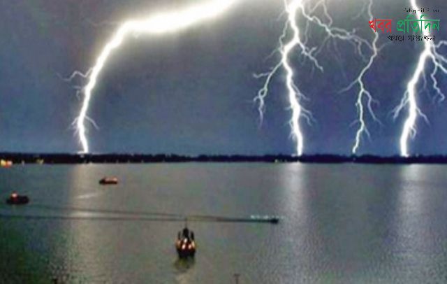 দেশের ৭ জেলায় ১২ জনের মৃত্যু বজ্রপাতে