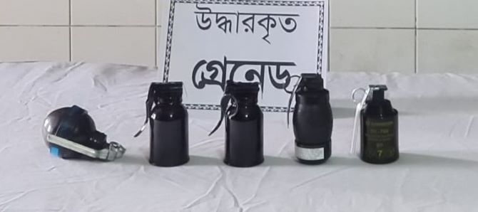 রাজধানীর ডেমরায় পরিত্যক্ত অবস্থায় থানা হতে লুট হওয়া ৫ টি গ্রেনেড উদ্ধার করেছে র‌্যাব-১০