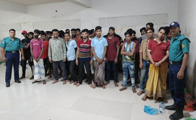 মোহাম্মদপুরের জেনেভা ক্যাম্পে পুলিশের অভিযানে গ্রেফতার ৪০
