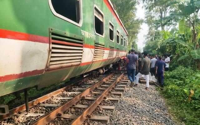 জয়পুরহাটে কুড়িগ্রাম এক্সপ্রেস ট্রেন লাইনচ্যুত,৫ ঘণ্টা পর চলাচল স্বাভাবিক